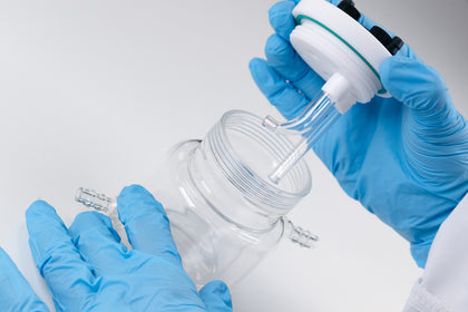 Secure screw lid for water bath electrochemical cell