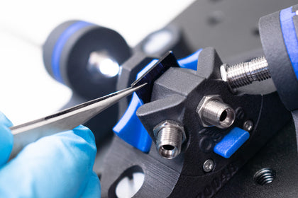 Four-port sample holder with optical fibers at 90 degrees