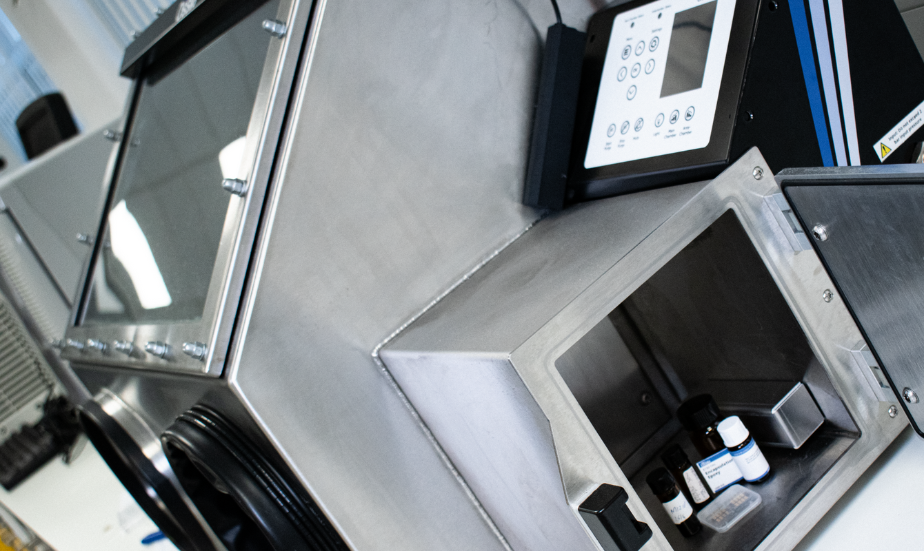 Inert atmosphere glove box