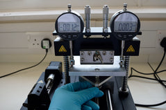 Adjusting the front thumbscrew under the stage