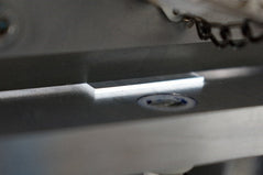 Head and substrate in contact with no visible gap