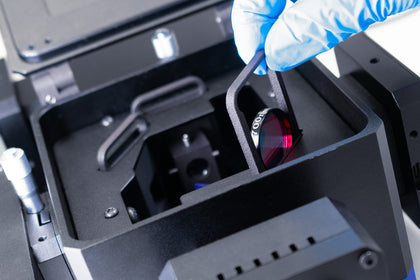 Spectrofluorometer filter holder