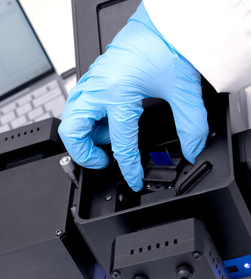 Spectrofluorometer sample holder